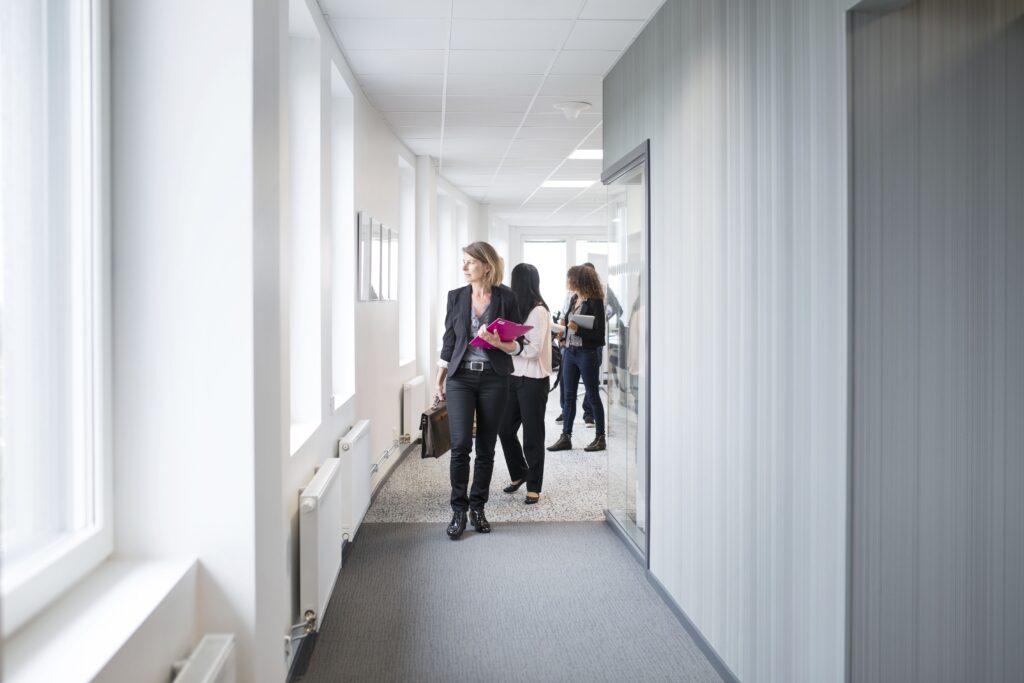 Anställda på företag som går igenom en korridor